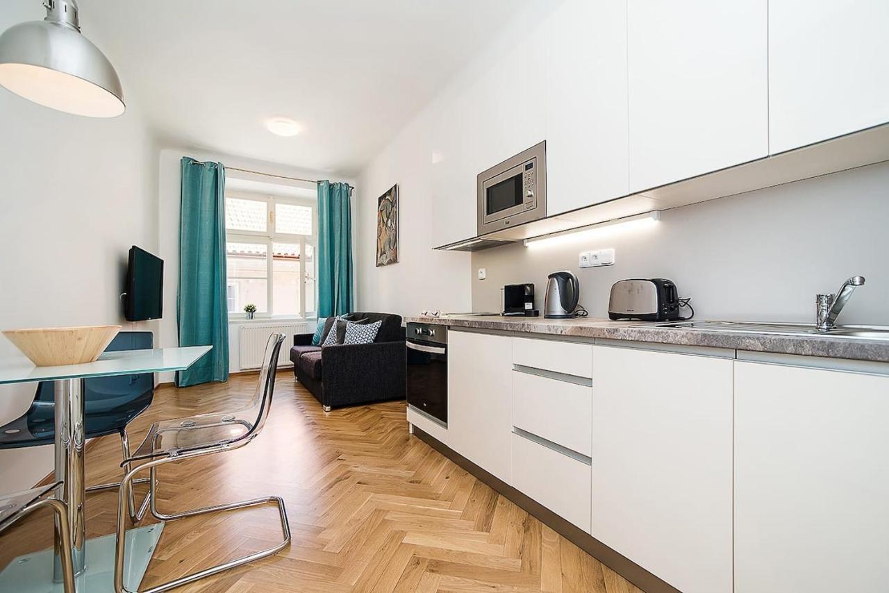 Newly Renovated 1-Bed Apartment At Charles Bridge Prague Exterior photo